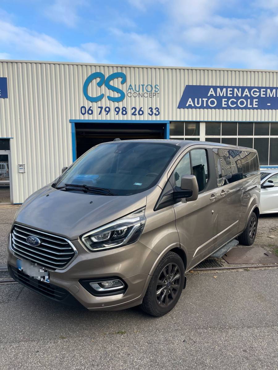 Découvrez ce Ford Tourneo TPMR avec hayon élévateur, Coffre automatique et  4 sangle d'arrimage fixé sur plot.
