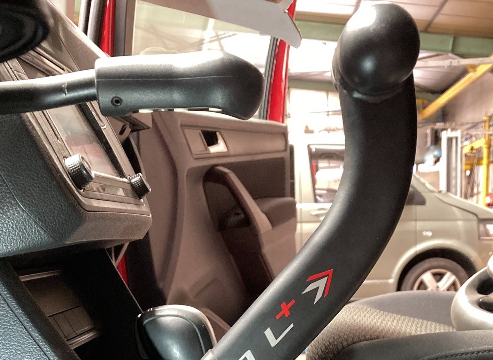 EQL : levier de frein vertical au plancher pour conducteurs handicapés à Lyon et Saint-Étienne