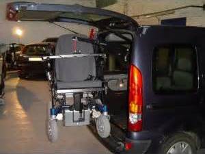 Grue de chargement de fauteuil dans le coffre du véhicule sur Saint-Etienne et Lyon