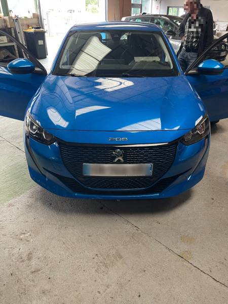 Peugeot e-208 adaptée PMR avec gâchette accélérateur main droite et PV1009