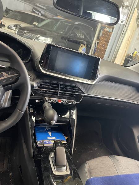 Peugeot e-208 adaptée PMR avec gâchette accélérateur + frein baissé main droite et PV1009