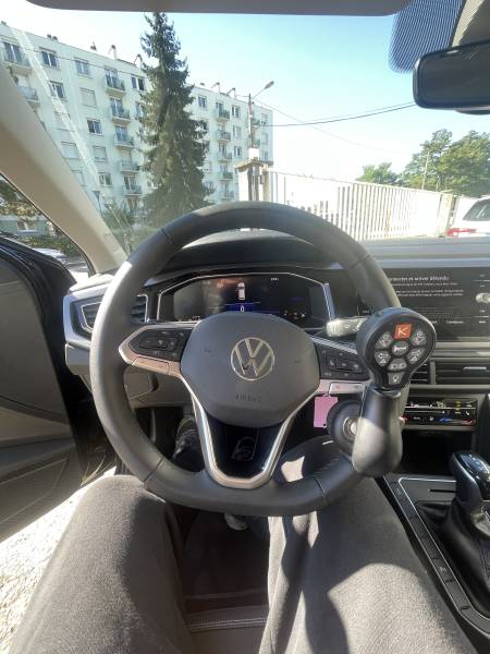 Volkswagen Polo équipée d’une télécommande multifonctions PV1009 pour conduite adaptée