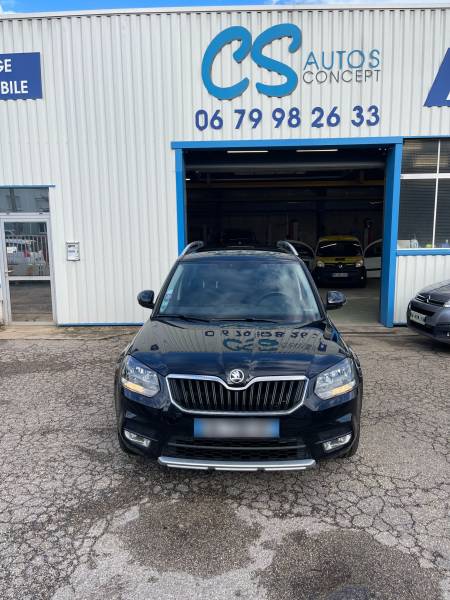 Škoda Yeti à vendre pour une conduite en fauteuil roulant avec boîte de vitesse automatique sur le tableau de bord à droite contrôlable avec un doigt avec décaissement complet à Saint-Etienne
