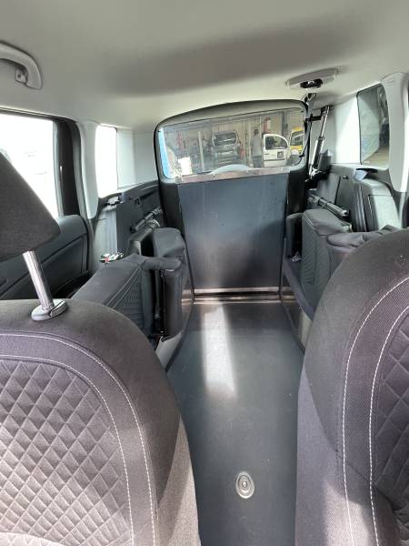 Škoda Yeti à vendre pour une conduite en fauteuil roulant avec boîte de vitesse automatique sur le tableau de bord à droite contrôlable avec un doigt avec décaissement complet à Saint-Etienne