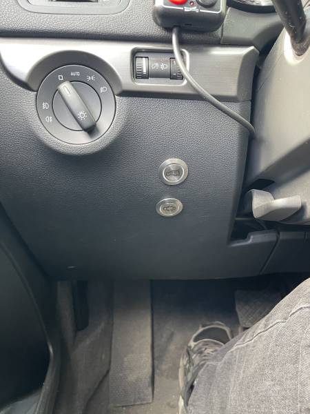 Škoda Yeti à vendre pour une conduite en fauteuil roulant avec boîte de vitesse automatique sur le tableau de bord à droite contrôlable avec un doigt avec décaissement complet à Saint-Etienne