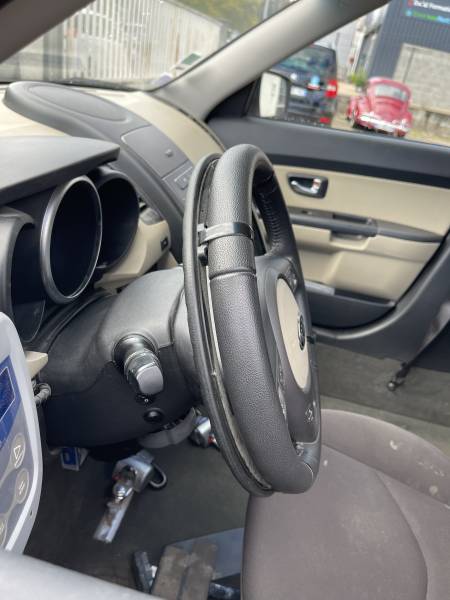 Kia Soul e-motion pour conduite en fauteuil roulant : décaissement complet, boîte automatique en boîtier sur le tableau de bord à gauche, ouverture du coffre et de la rampe automatiques