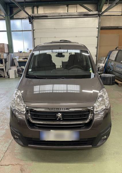 Peugeot Partner TPMR avec décaissement avec rampe complet à Saint-Etienne et à Saint-Priest