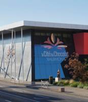 À Tain-l’Hermitage, la Cité du Chocolat Valrhona est entièrement accessible : rampes, ascenseurs, espaces plats, sanitaires adaptés. Ateliers, projections et dégustations accessibles fauteuils, accompagnement personnalisé et tarifs réduits. Sortie familia