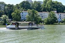 Service de transport fluvial intégré au réseau urbain, accessible et adapté aux PMR. Métropole de Lyon (Auvergne-Rhône-Alpes). Navigône – Sytral Mobilités / RATP Dev Lyon.